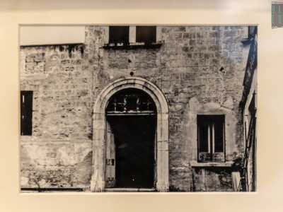 Mentre altre immagini storiche mostrano il grande portone in legno, ora non pi� esistente, che un tempo dava accesso alla residenza